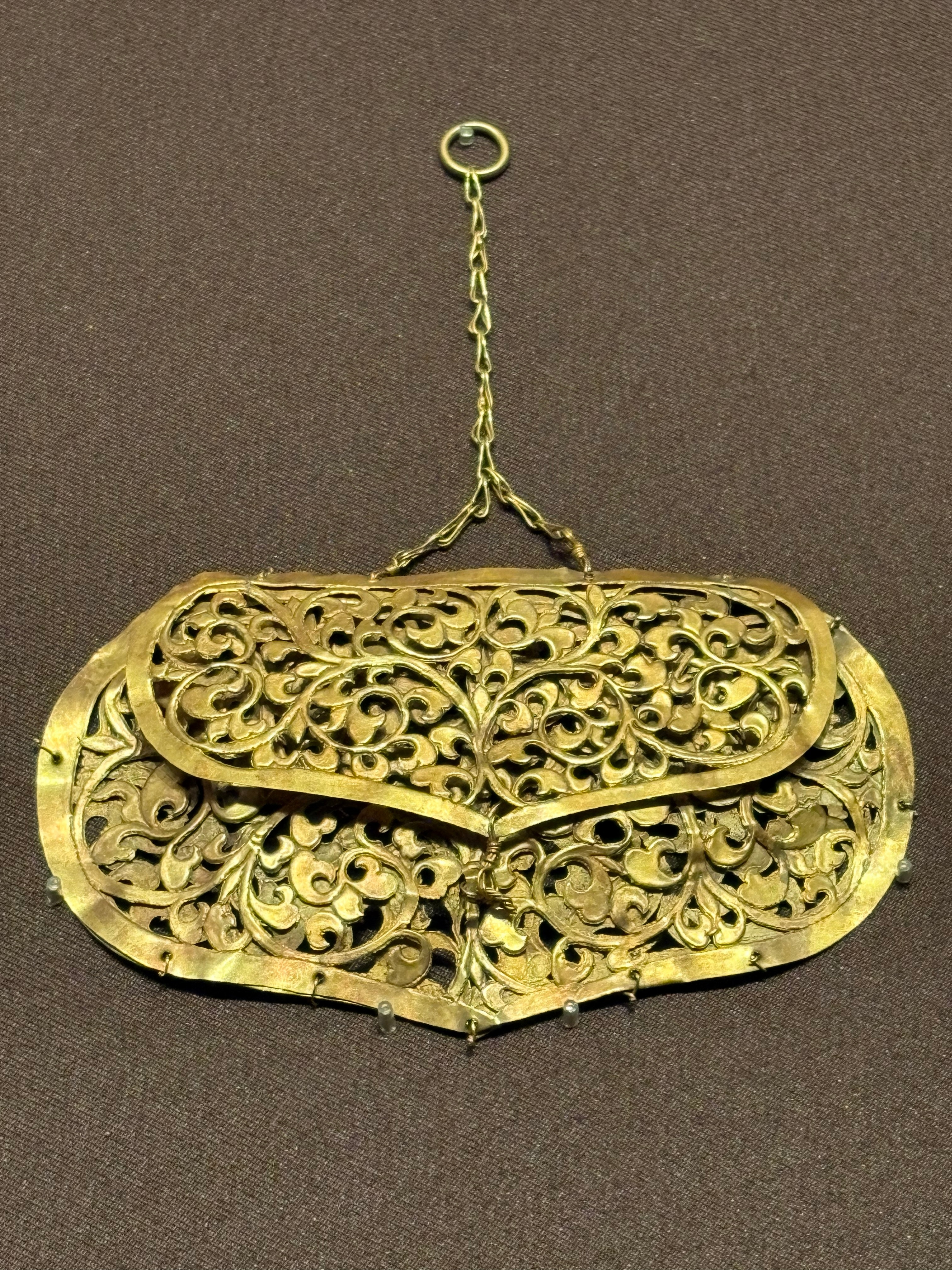 内蒙古考古所藏通辽市奈曼旗青龙山镇 陈国公主和驸马合葬墓出土的辽代 镂花金荷包 