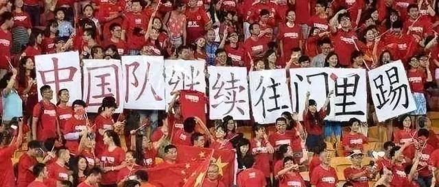 14亿人挑不出11个？扯！真相是——中国足球压根没让14亿人进场，只让10万个有
