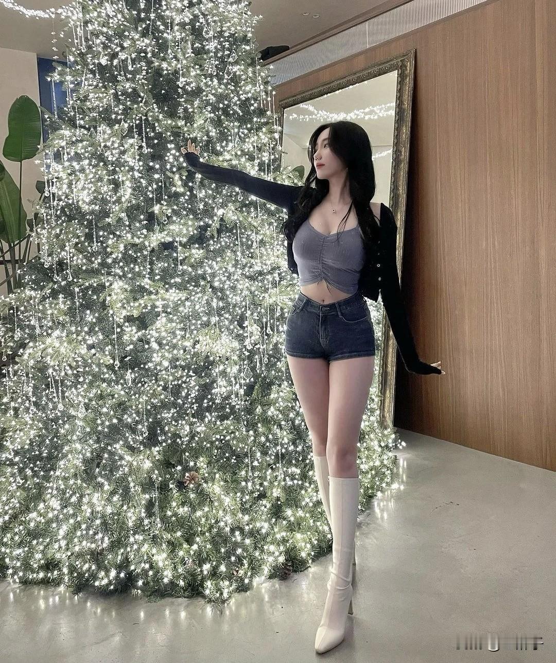 圣诞氛围直接拉满🎄
blingbling的圣诞树太出片啦
今天是辣妹版冬日限定