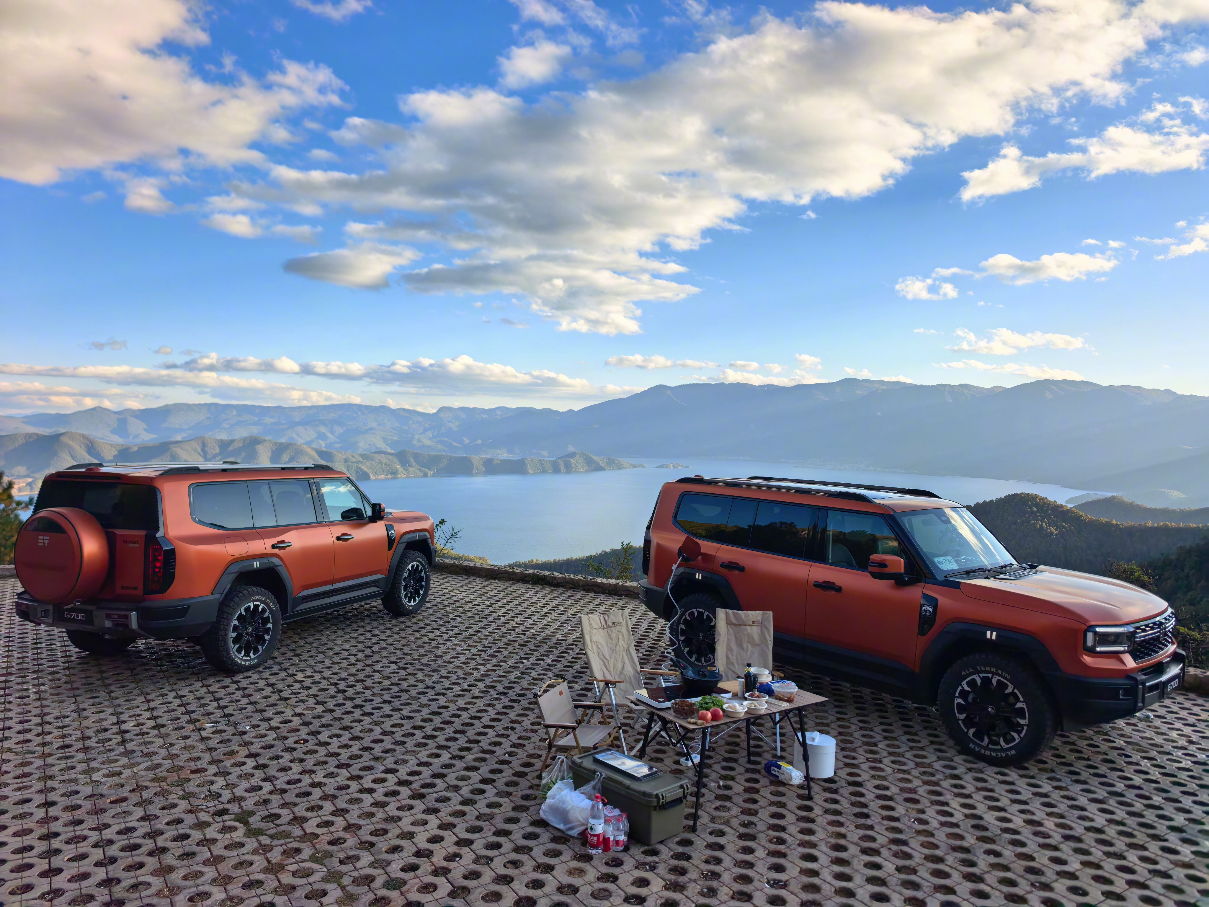 前天在泸沽湖边，我们炒菜吃饭， 切菜配菜，我炒菜， 做了个清蒸鲈鱼，香迷糊了。纵