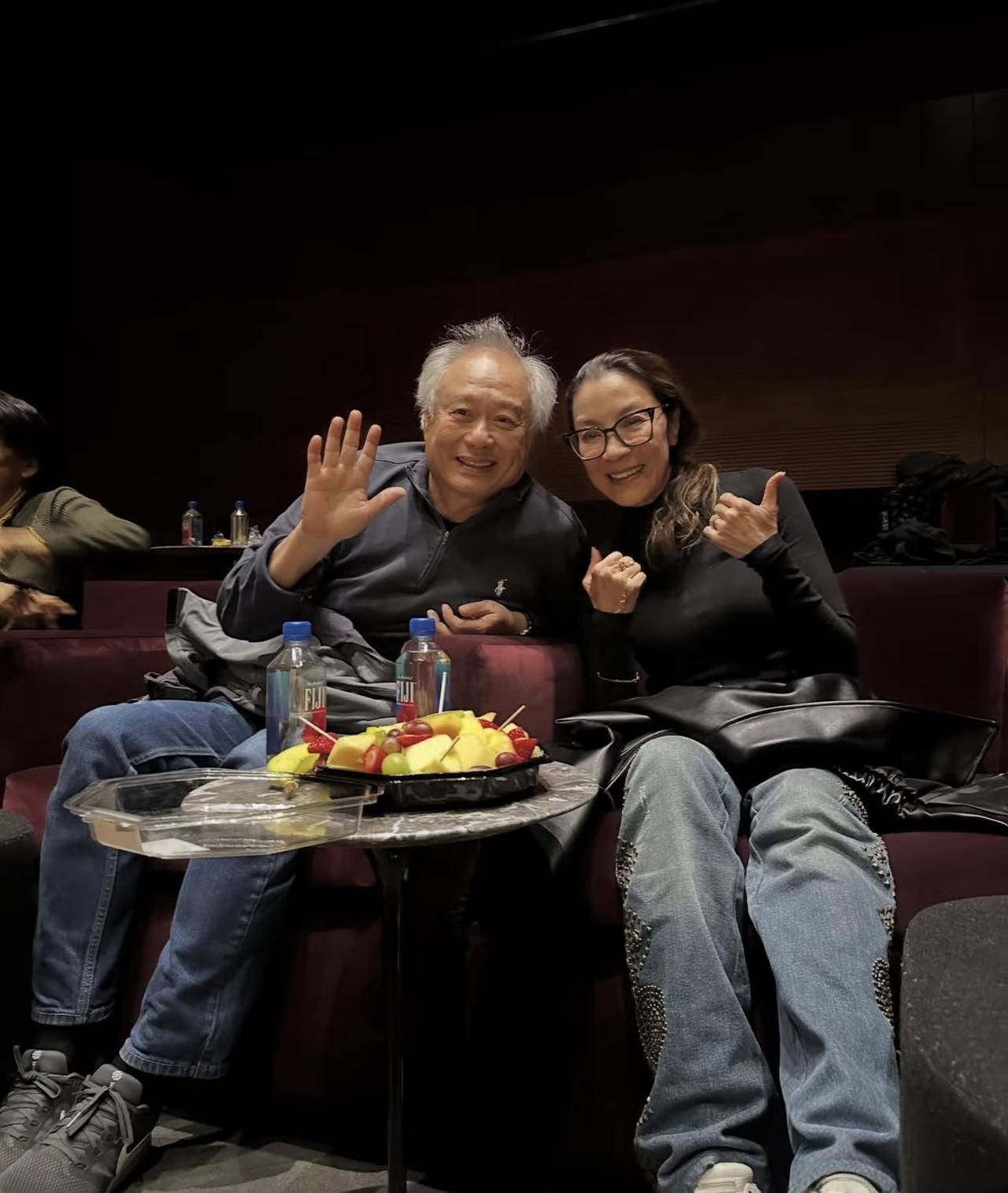 72岁李安导演和64岁杨紫琼在纽约聚餐喝酒，双方带着家人朋友们出席，气氛很热闹！