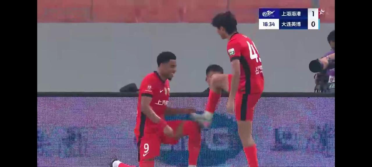夺不夺冠无所谓，新星1传1射上海海港2：0大连英博，李新翔横空出世闪耀上海滩，国