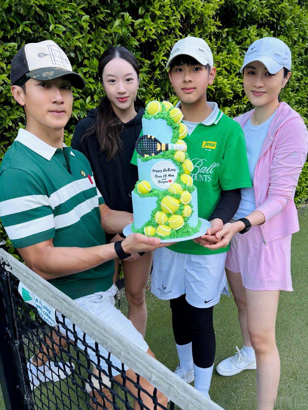 吴尊儿子女儿颜值NeiNei和Max长这么大了吴尊一家的家庭氛围，真的是很多人理