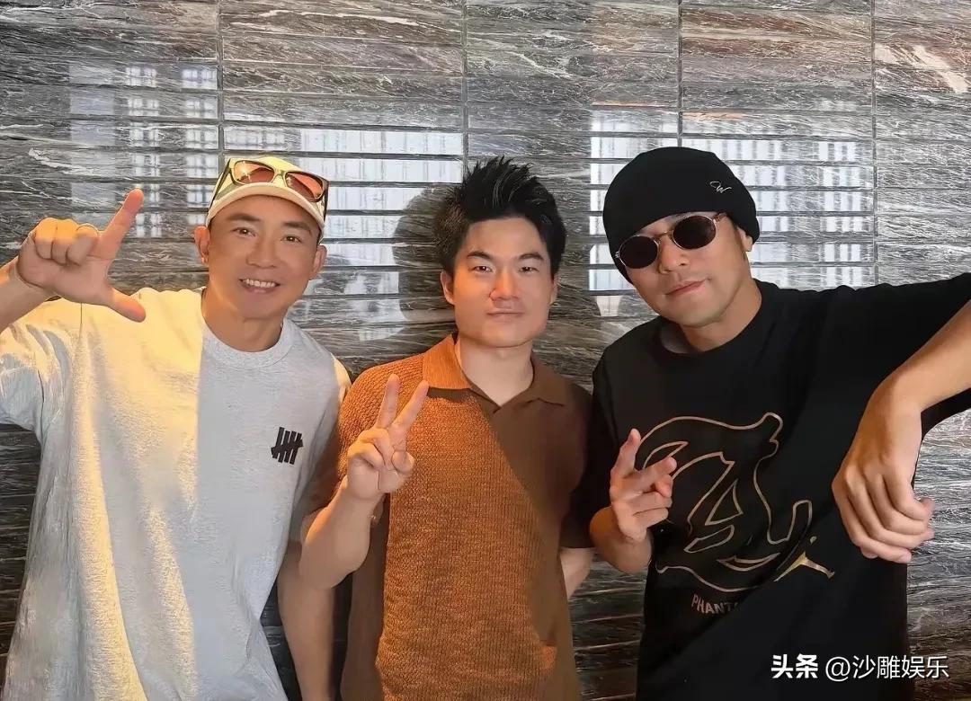 7月7日，董宇辉周杰伦突然冲上热搜！

起因竟是董宇辉在社交账号上甩出一组照片，