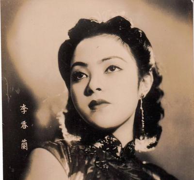 1945年日本投降后，在庭审汉奸的现场，李香兰被判处枪决。看着眼前的宣判书，她突