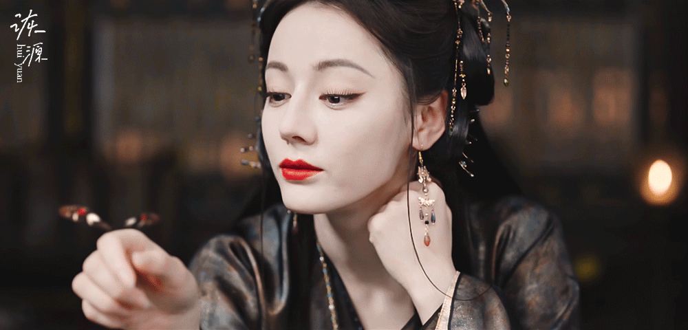 迪丽热巴 《白日提灯》贺思慕 / 动图▷EP34-08 猫猫头+黑衣-手托脸看蝴