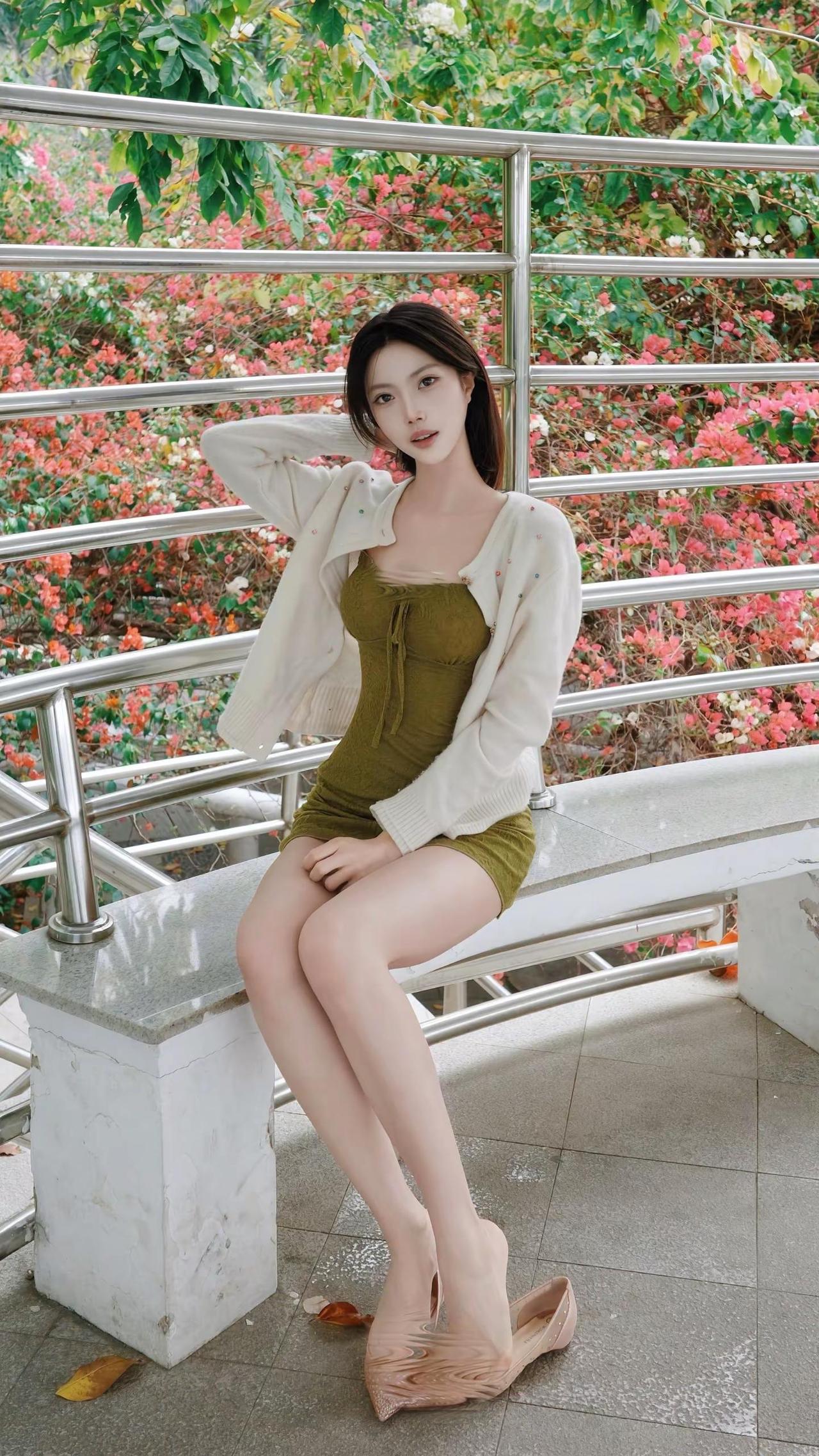 她大我三岁 有着大姐姐的干脆。正常穿搭无不良影响 上一条违规了再发一次宝贝们求谅