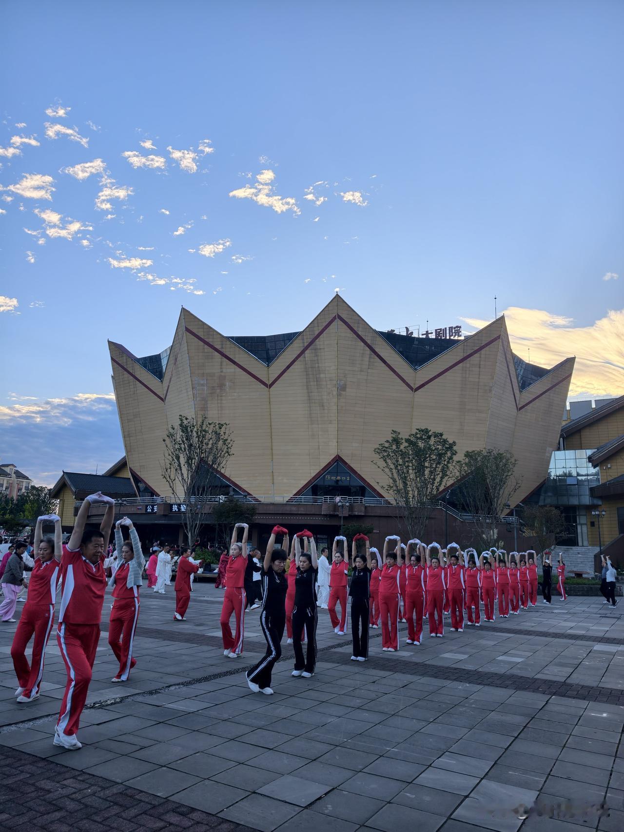 避暑大军虽然已撤走，但黄水仍有不少人。早上的大剧院广场，还有几个团队在健身。人数