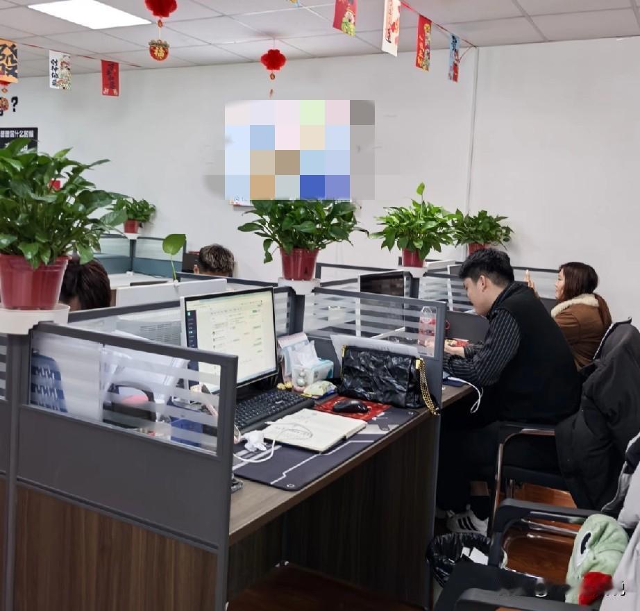 今天约了几个车间工人来面试，面试官是生产副经理。虽然生产副经理只有高中文凭，但是