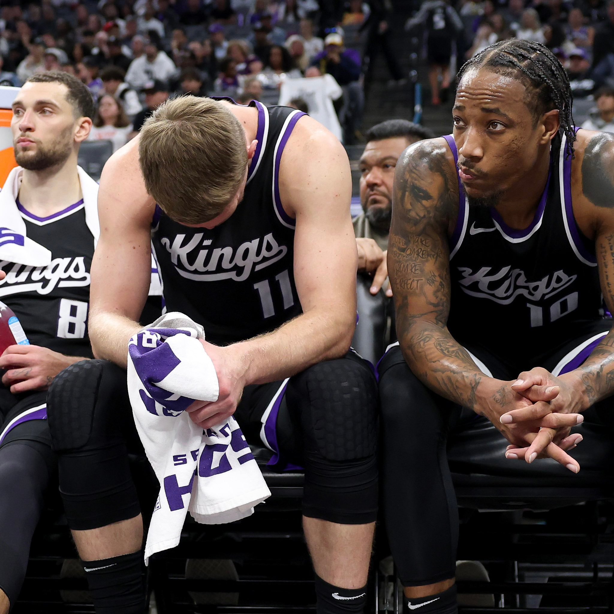 据美记Carmichael Dave报道，国王正准备进行重建，他们将在本赛季尝试