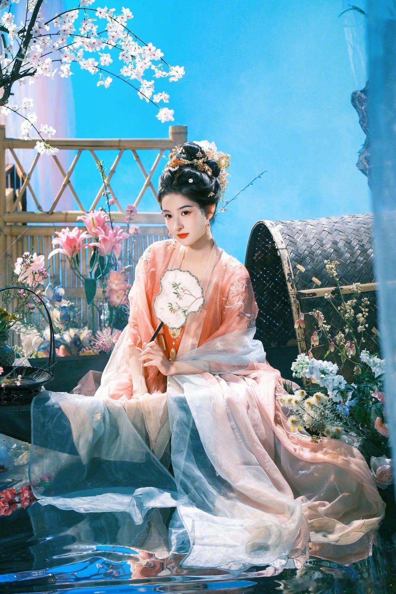 王玉雯上完春晚上凡间 王玉雯下凡辛苦了！工作室古风造型温柔灵动，倚窗遥望、嗅花品