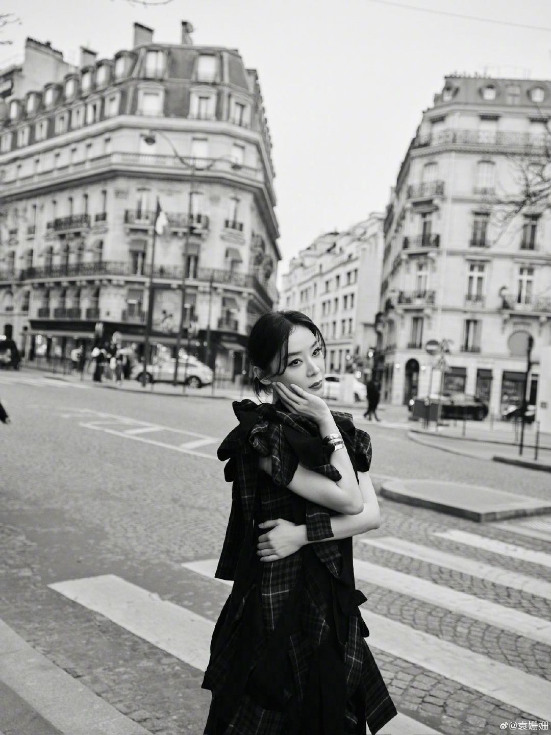 袁姗姗这次巴黎时装周也太低调了没有通稿没有路透没有炒作，袁姗姗默默现身巴黎时装周