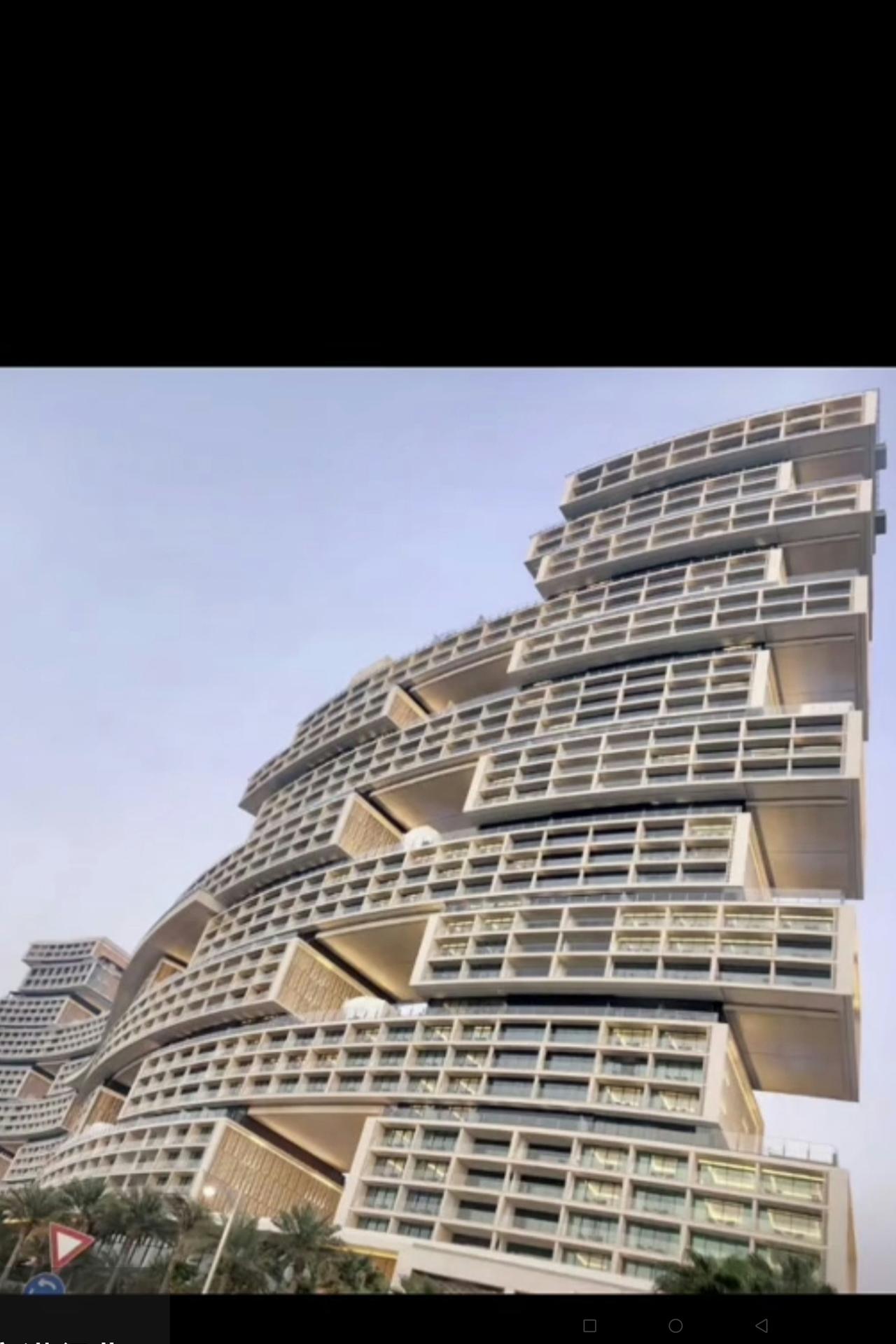不能不说，建在海南省三亚市海棠湾的这座酒店，在设计上的确是动了脑筋的：时尚大方、
