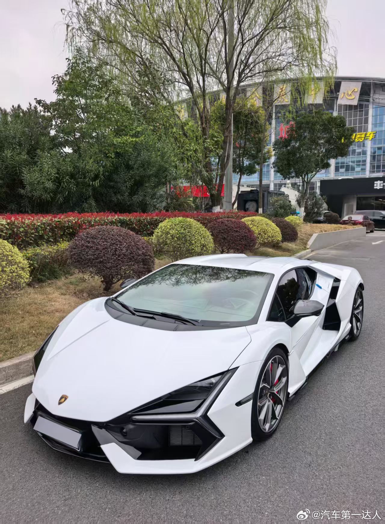 兰博基尼Revuelto，真正的强者，生于颠覆，忠于热爱。这台V12混动旗舰，是