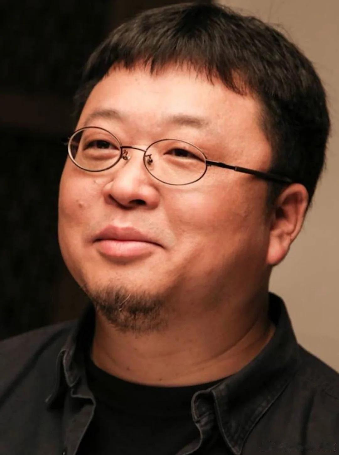 上海街头偶遇罗永浩罗永浩来了上海也要排队谁懂啊！在上海逛街居然偶遇了罗永浩，看着