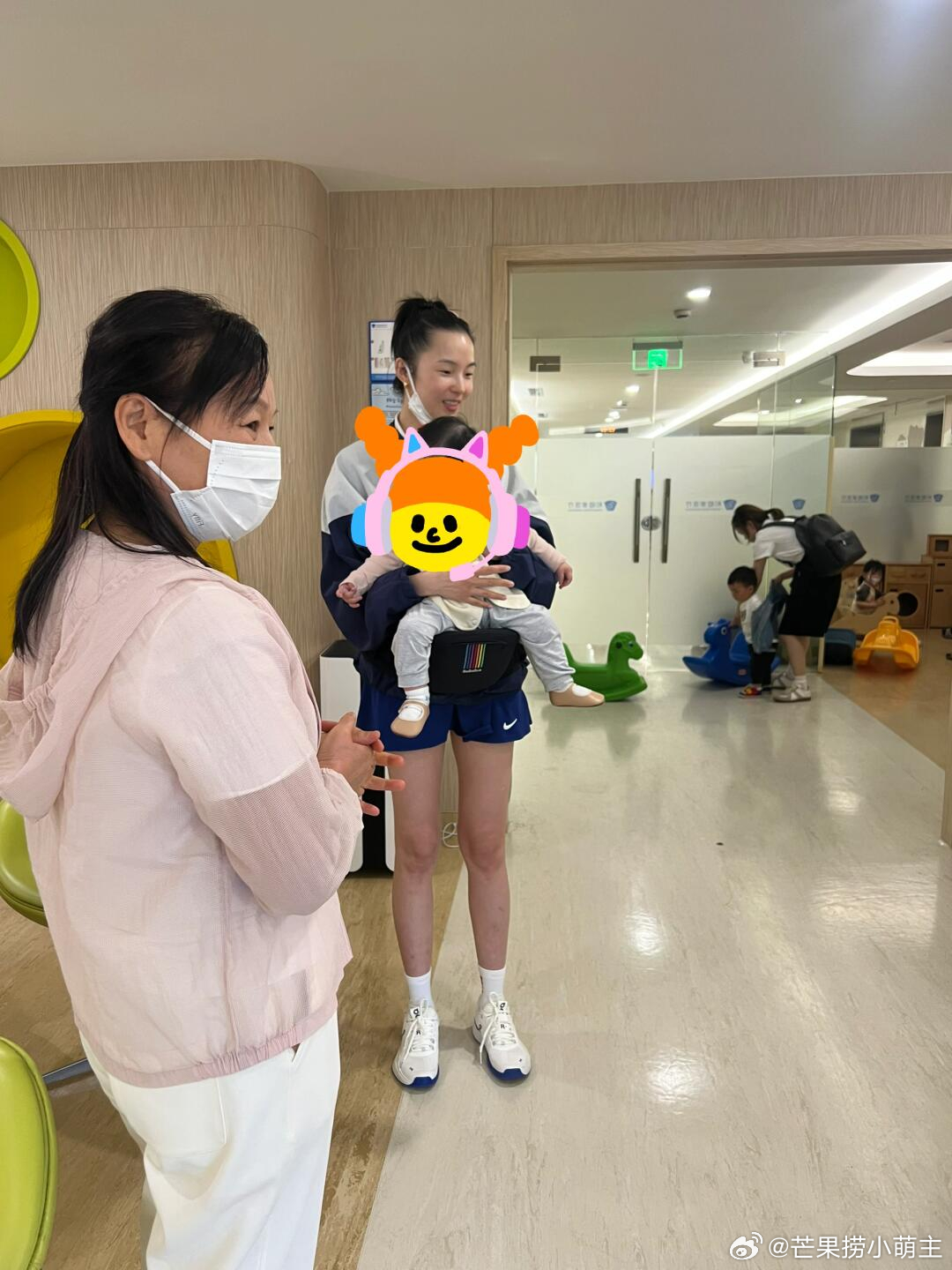 #雎晓雯带女儿打疫苗# 偶遇雎晓雯带女儿打疫苗，不愧是超模夫妇的孩子，才9个月腿