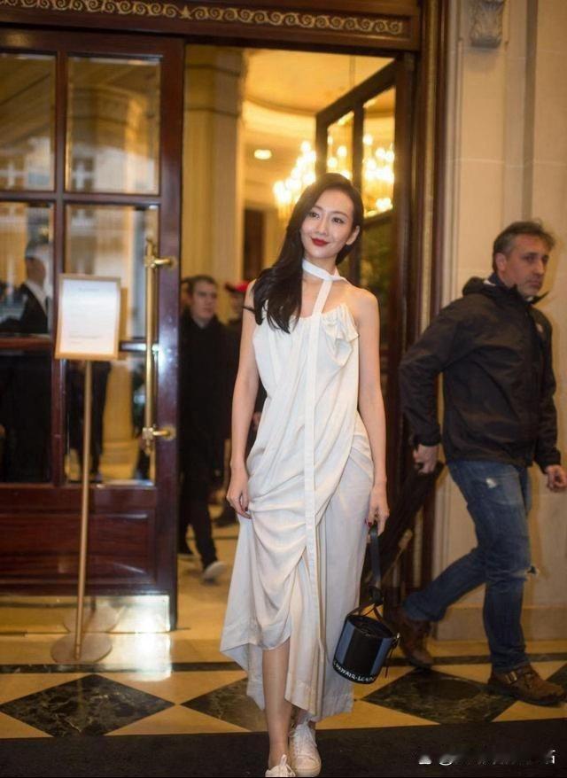 王鸥生完宝宝颜值直接回春！抹胸连衣裙搭配小白鞋，气质大气又高级，状态好到发光～ 