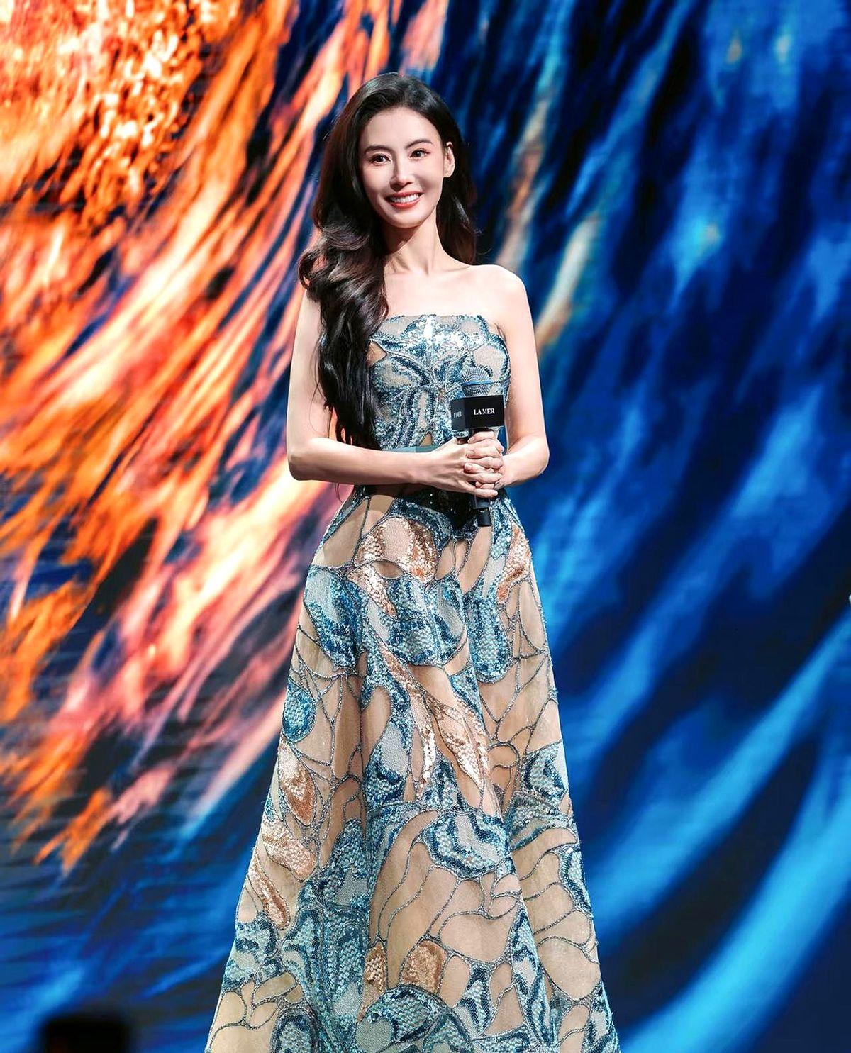 不是没戏拍，是她把遥控器交给了儿子

张柏芝在镜头前说，儿子Lucas嫌她买的裤