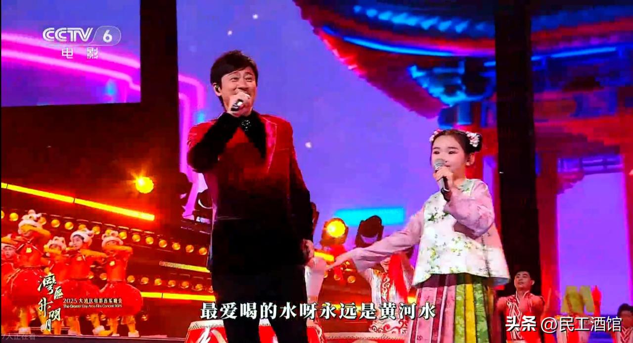 解晓东在湾区升明月晚会上把词错唱成“最爱穿的鞋呀永远是黄河水”，有人替他说话，说