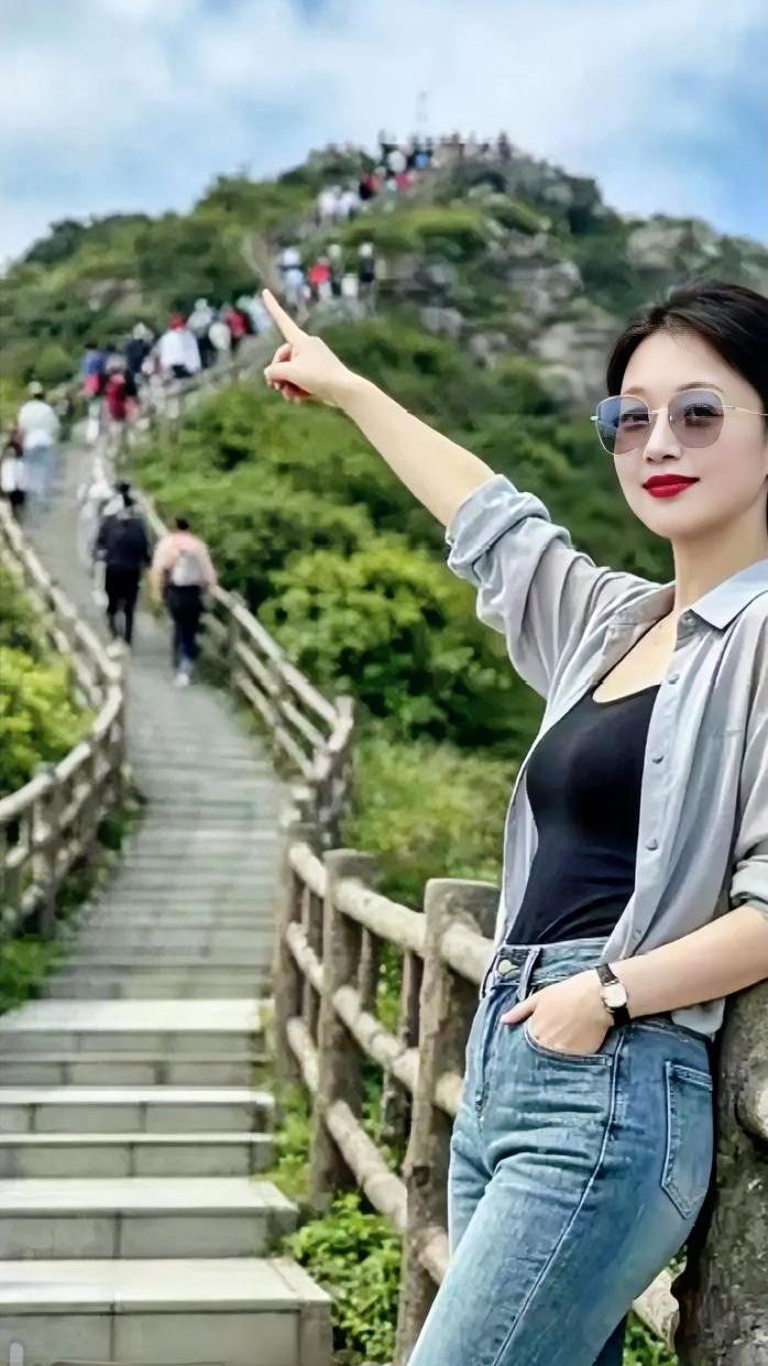 登高望远，奔赴山野，把日常的烦恼都丢在风里。拾级而上，满眼都是郁郁葱葱的绿意，远