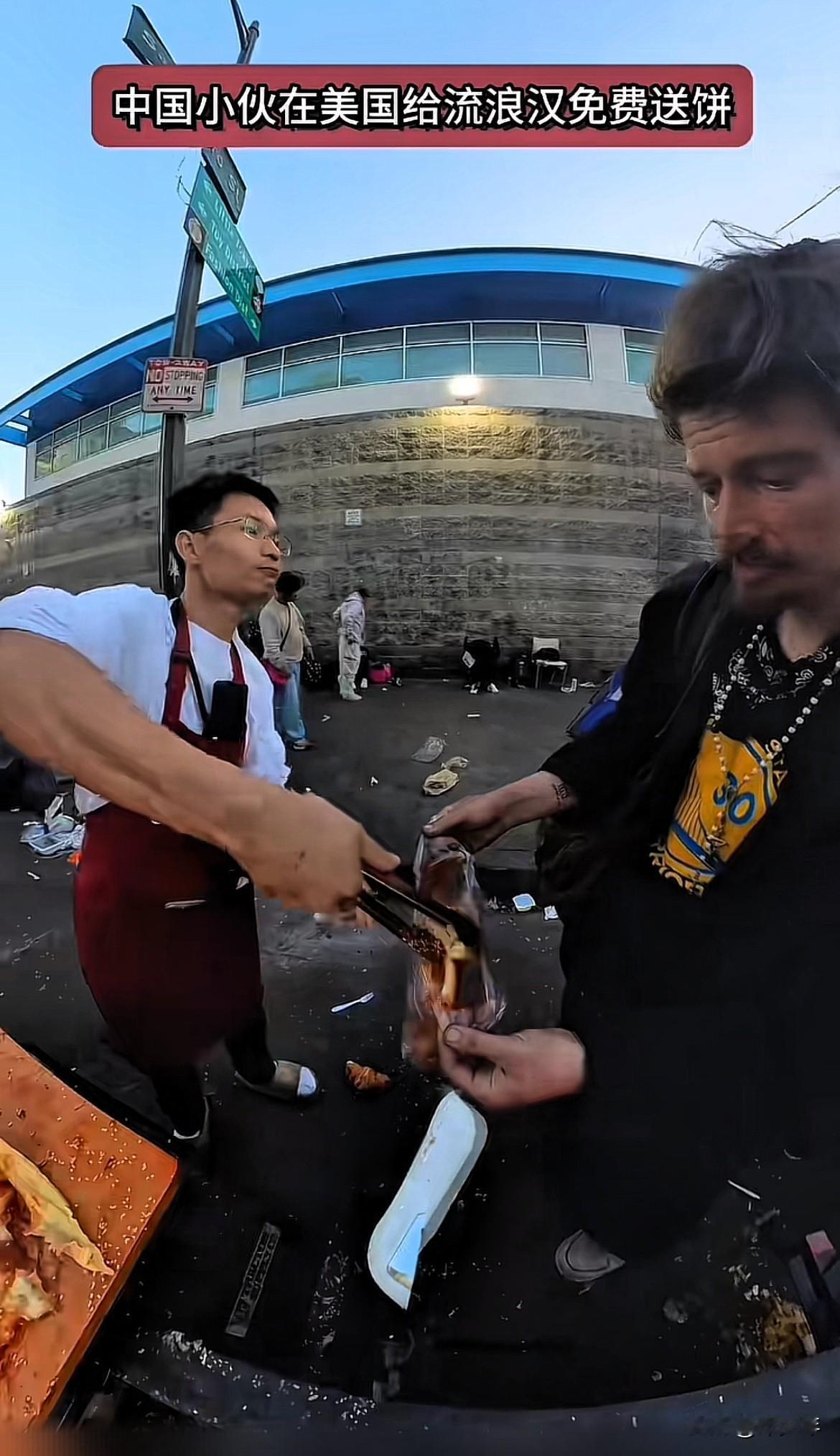 中国小伙小唐在美国给流浪汉免费送饼！还扬言三年后要竞选洛杉矶市长！真是异想天开，