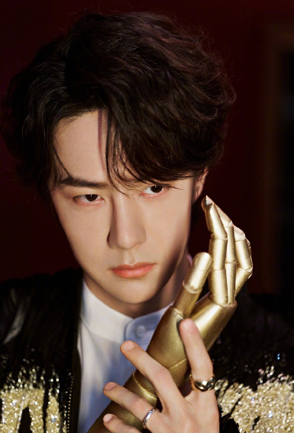 王一博春晚造型释出，上身了Saiid Kobeisy上个月底刚刚发布的2026春