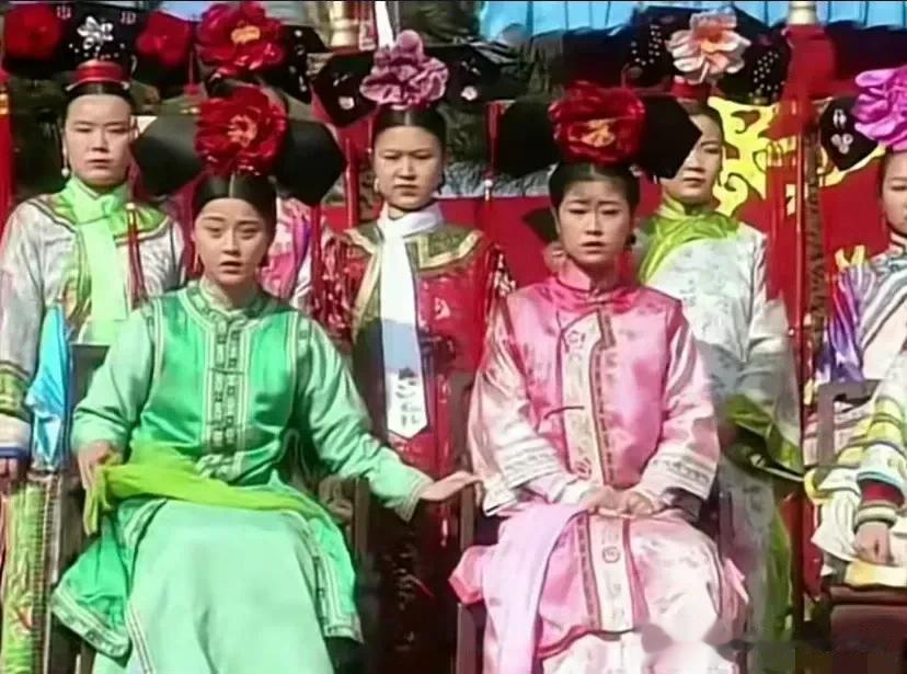 这就是主角光环，金锁一个丫头可以坐着，后排衣饰华贵的主子却得站着[捂脸]