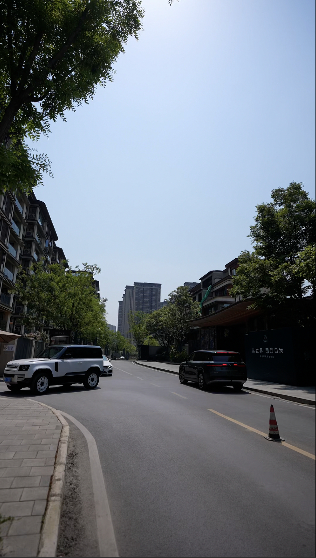 长轴距不等于笨，腾势N9证明了。长轴距SUV还在窄路掉头现场表演“科目二模拟考”