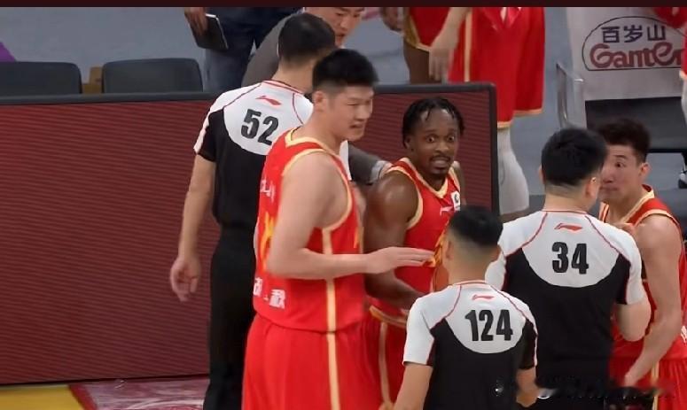 新一轮CBA联赛的赛场上，浙江方兴渡是迎来了青岛国信水产的挑战，不过在这场比赛当