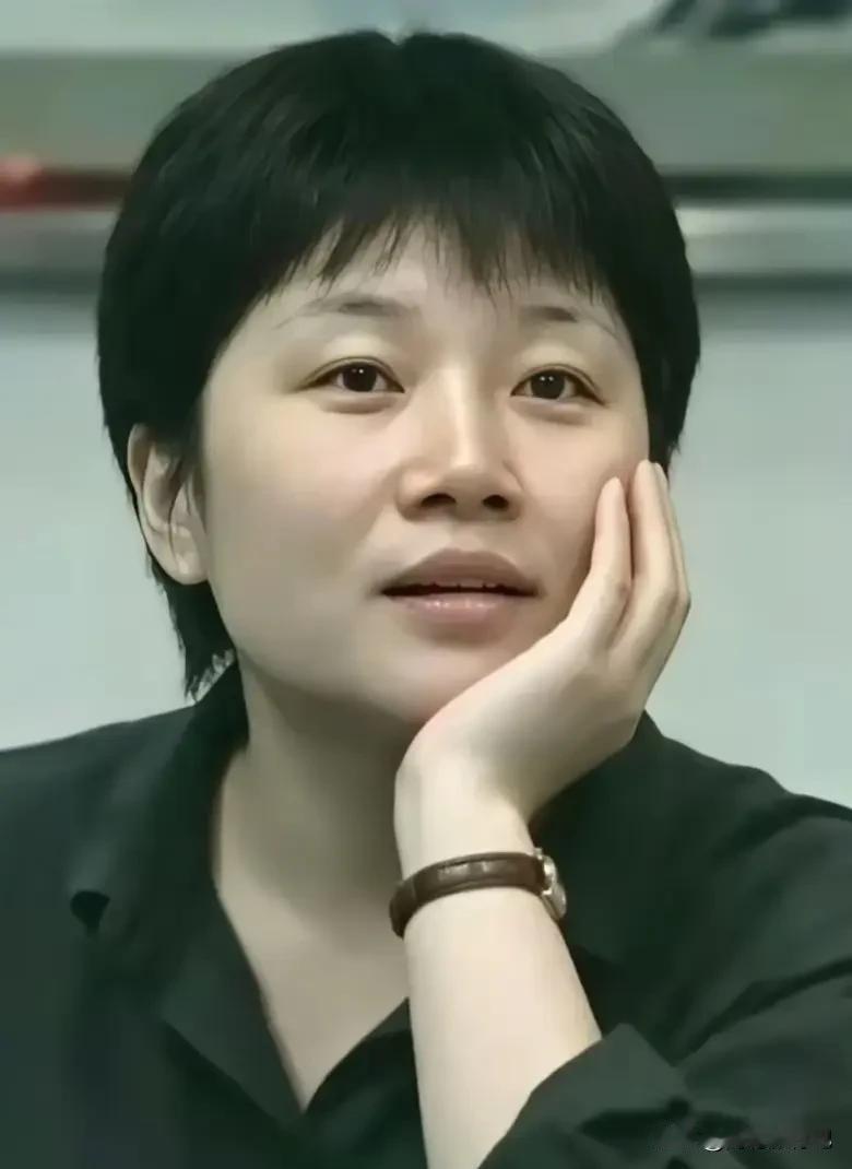 李娜为何要遁入空门，实在想不通。
李娜在最自己最旺的时候突然遁入空门，让很多人想