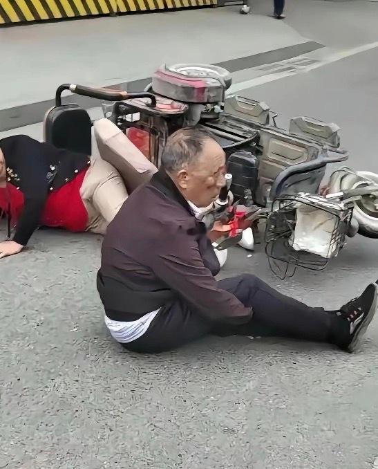 摔成这样了，没人敢上前扶一把，换作是你，你扶吗？ 