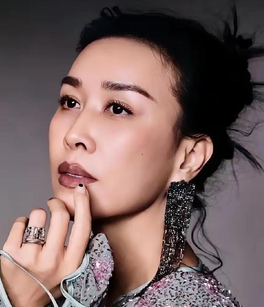 那英重启巡演：不是赚流量，是歌手找回状态

我觉得那英这次重启演唱会，根本不是为