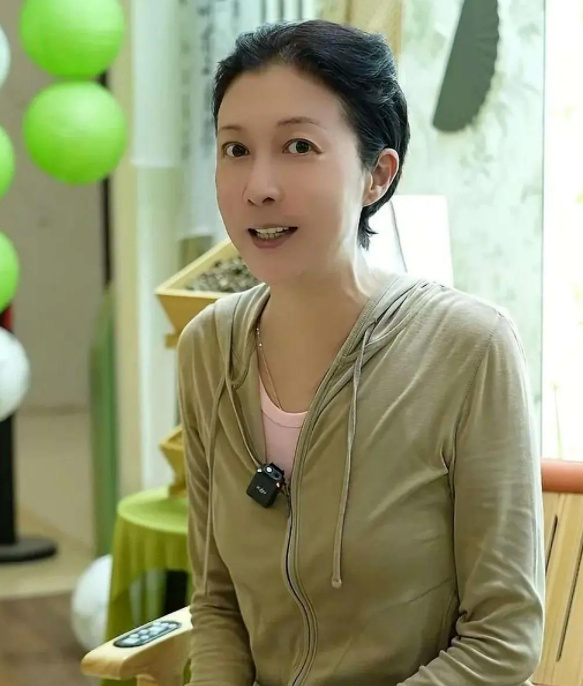 【吴绮莉公开成龙拒认吴卓林原因】吴绮莉在直播中公开成龙拒认女儿吴卓林的原因，称“