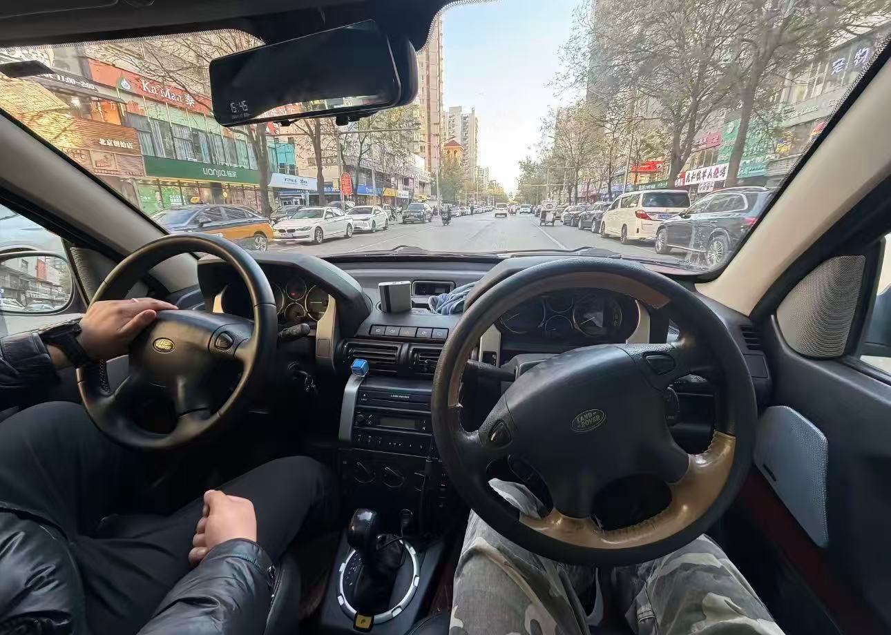 秦岭笑谈这车你见过没？！男子路上偶遇"双方向盘"路虎。第一次见，不懂就问：“碰到