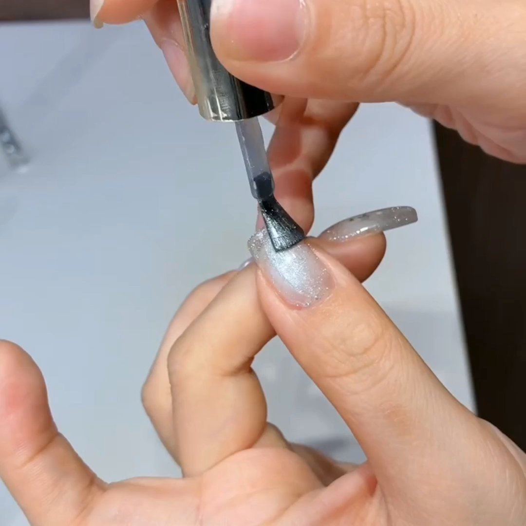 今天我突发奇想，做了一个星星美甲，结果被自己美到原地尖叫，阳光下blingbli