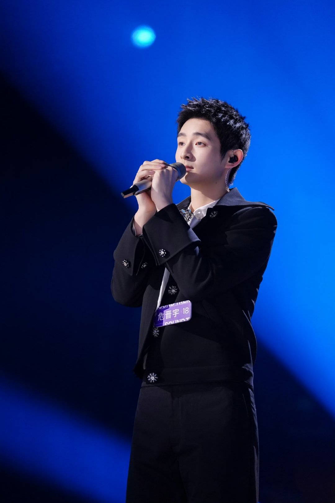 音综选手美声这块遇到对手了声鸣远扬 危晋宇在线下被观众“踢馆”，专业歌曲对飙，这