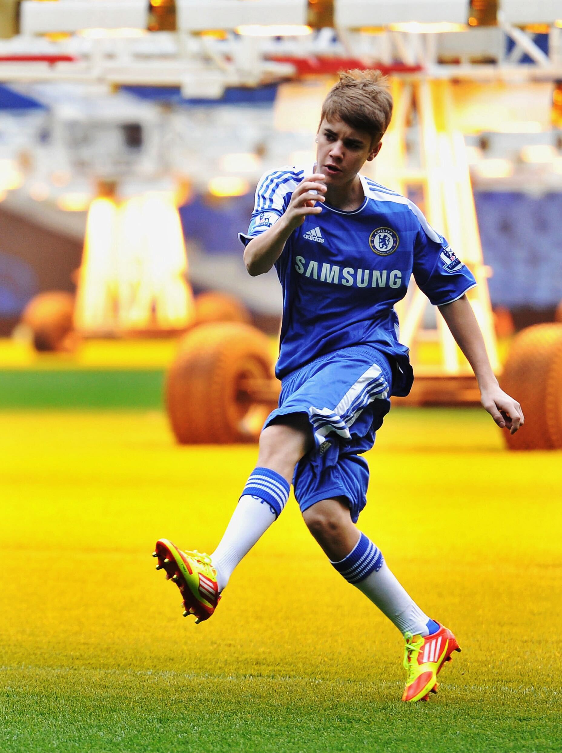 2011年，贾斯汀·比伯在斯坦福桥冷足-时光机切尔西