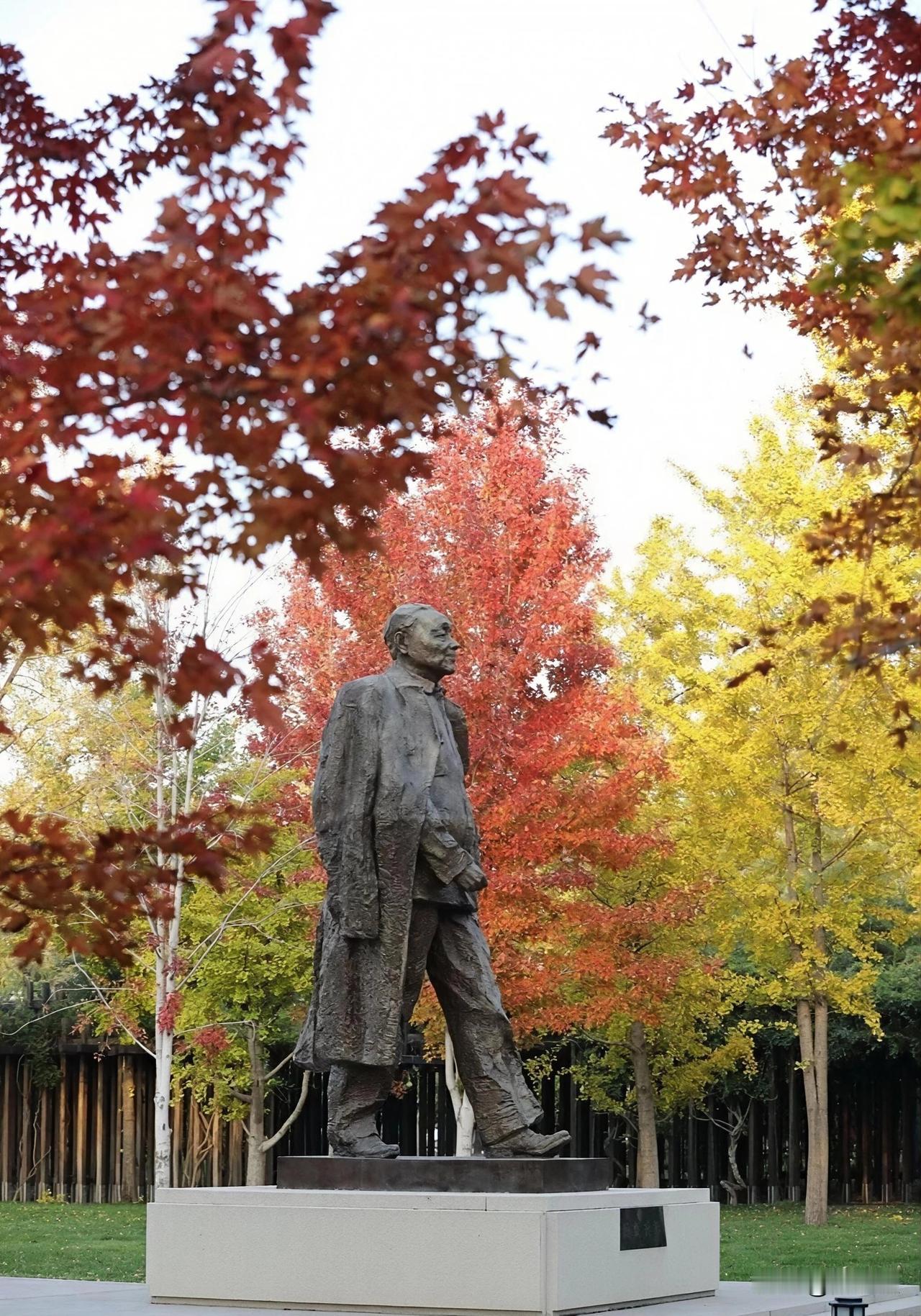 饭后百步走
北京已经深秋，景色还是很美
很喜欢的校园[赞]
国际局势风云突变
我