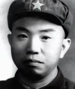 952年，湖北军区司令员王树声在商店买东西时，盯着一个售货员看了一会，发现此人竟