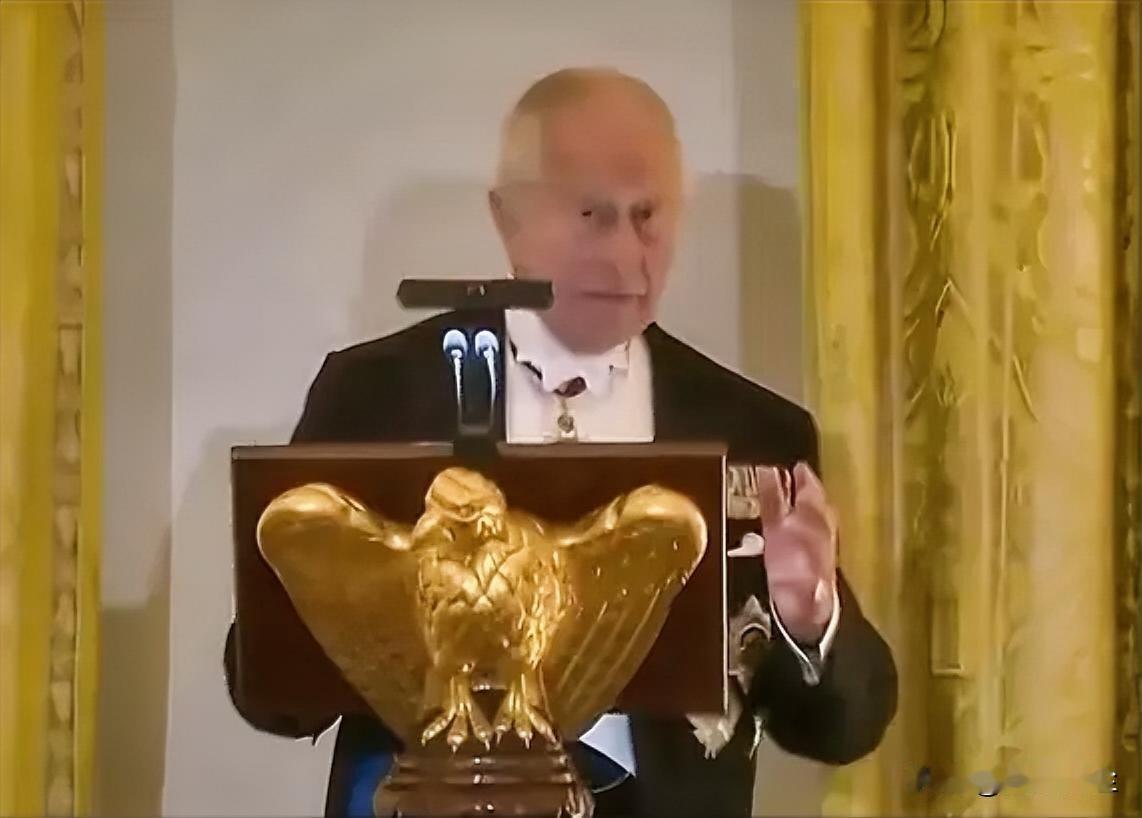 查尔斯国王赠特朗普“HMS Trump”潜艇船钟，强调英美特殊关系与历史渊源并表