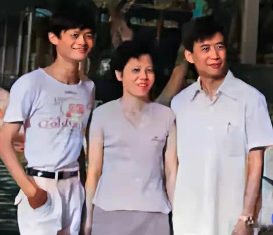 90年代马云与父母合照，他父亲竟然还是个帅哥！ ​​​