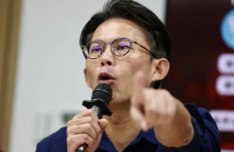 柯文哲当面呛声黄国昌，黄国昌直言：国民党为了一棵树，放火烧掉整个森林竹北蓝白合彻