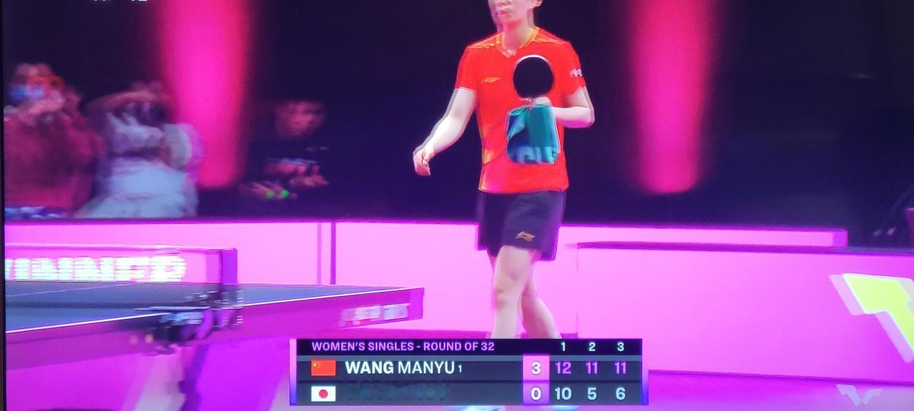 曼昱3:0战胜大藤沙月，顺利晋级16强！
首局曼昱不太适应大藤沙月的打法，以12