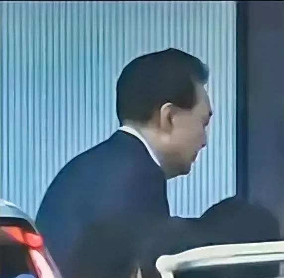 尹锡悦于总统任期内遭捕，开创了前所未有的历史篇章。

面对命运的抉择，尹锡悦选择