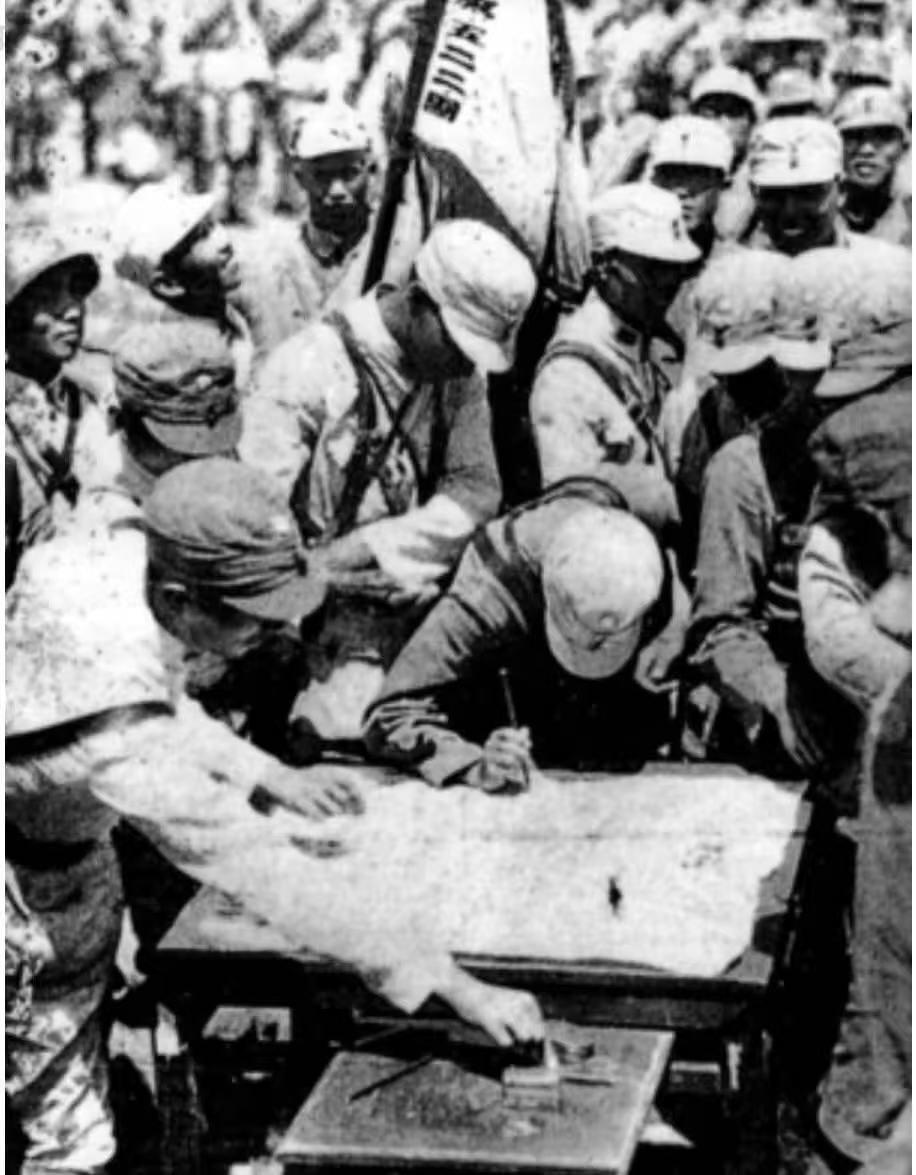 1940年，国军抗日将士历史留影！战士们逐一签字，是在领饷还是誓师呢？抗战英姿照