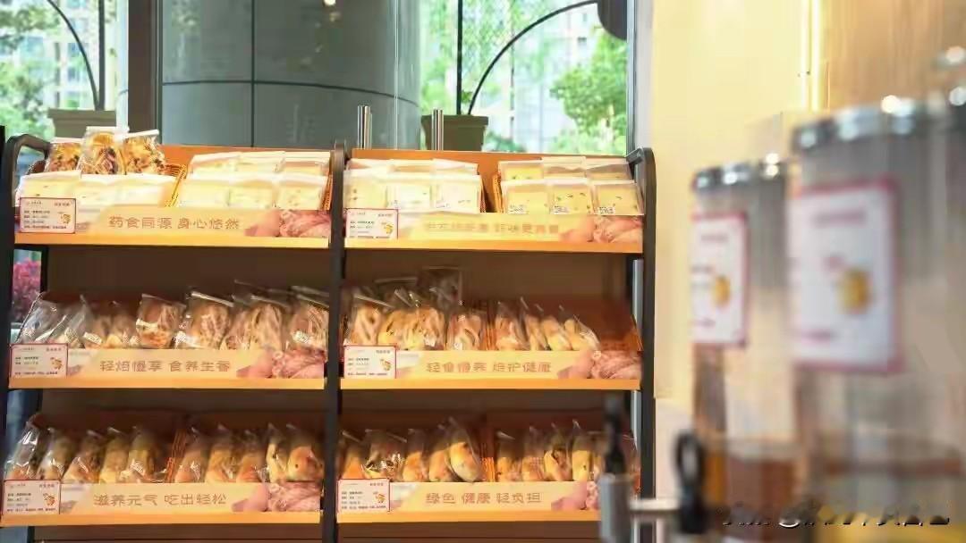 医院不务正业还是行业开始卷赽来了！
日前，成都市第二人民医院推出了药膳面包，许多