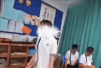 离了个大谱！15日报道，上海，一高中课堂上，女生只因男同学提了句不同意见，竟直接