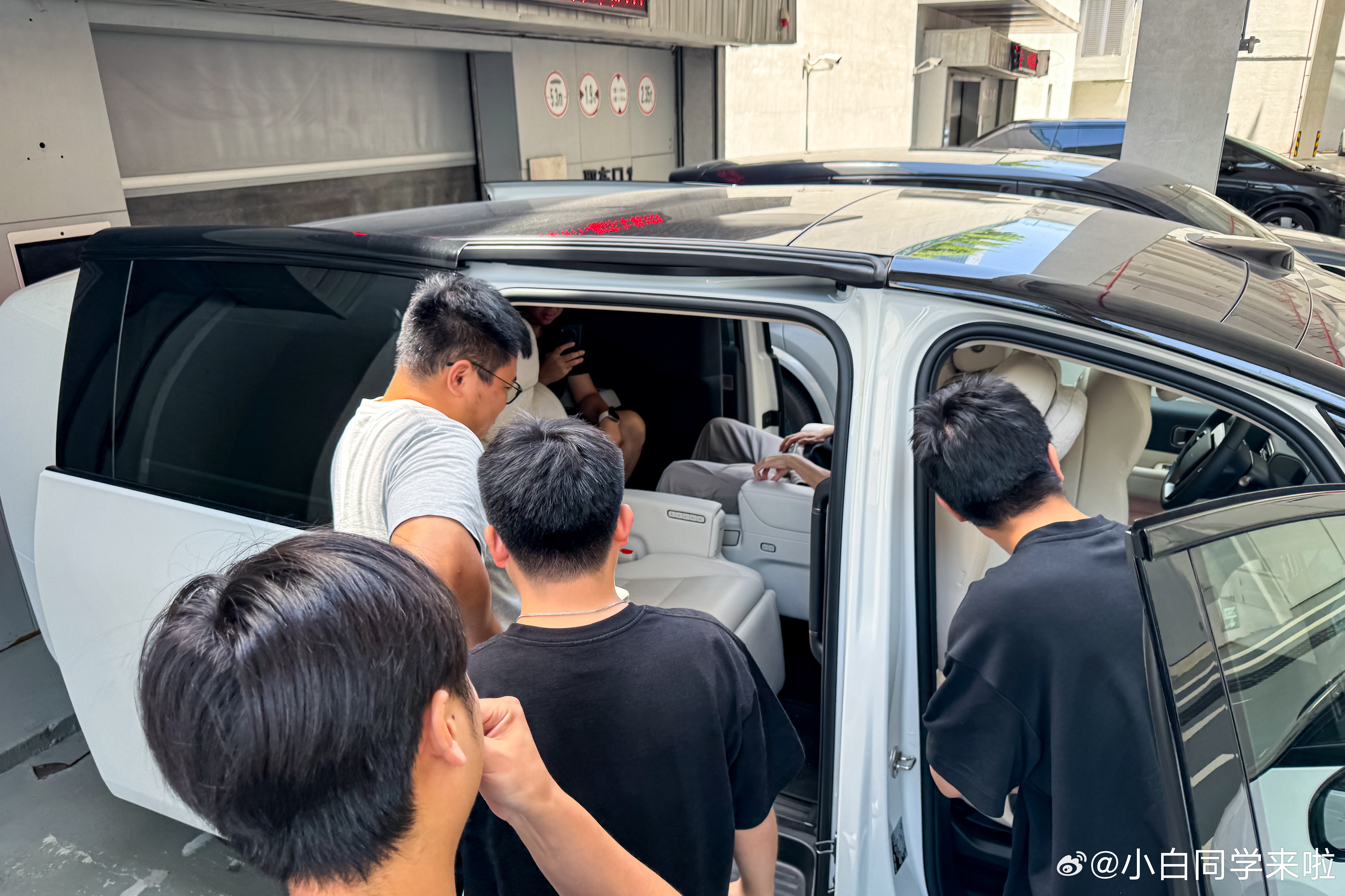来了台理想 MEGA Home，大家对二排旋转座椅是很感兴趣。二排大客厅模式打开