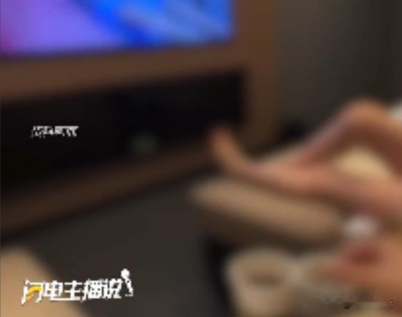 贵州，一女子去洗浴中心洗澡，当时放飞自我身上一丝未挂，一个陌生男子闯进来观看。被