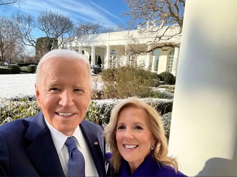 老头子发了一张和他夫人自拍说：Ilove you America.（我...